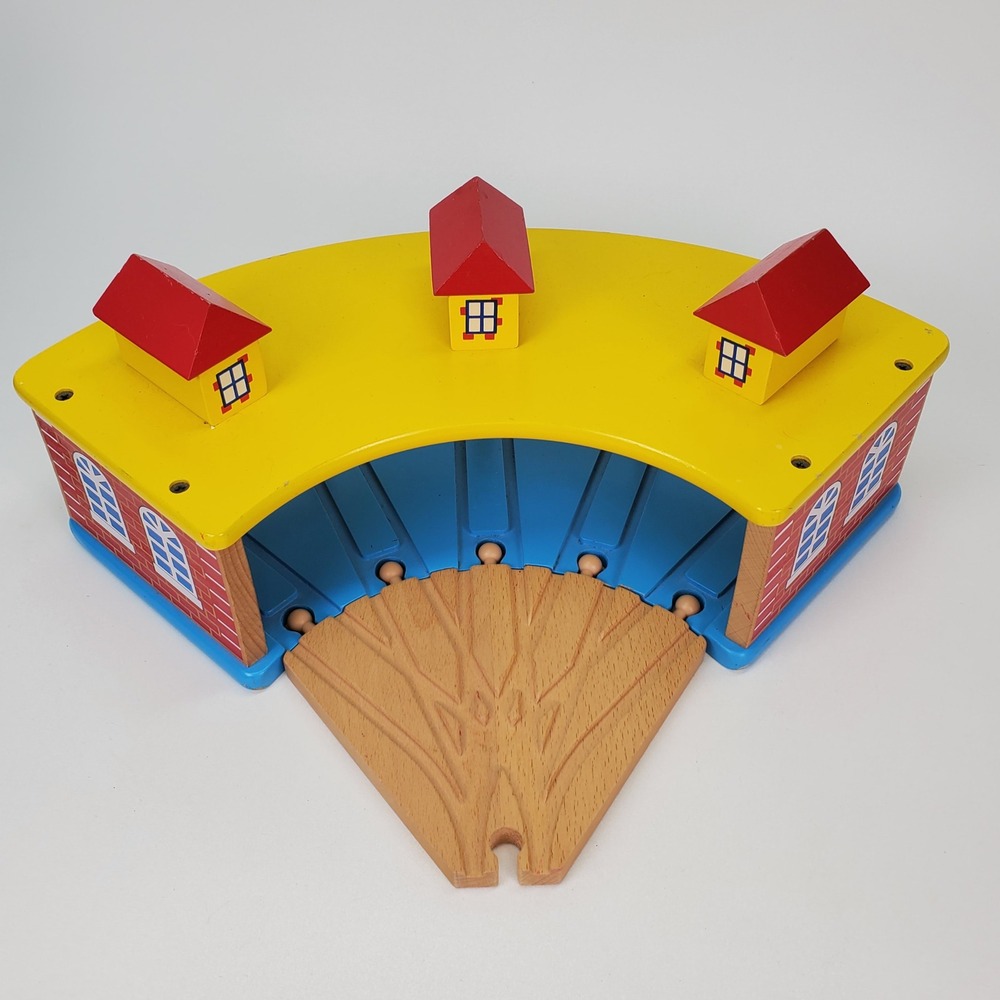Wooden 5-Way Train Roundhouse Engine Shed with Turntable Railway Accessory